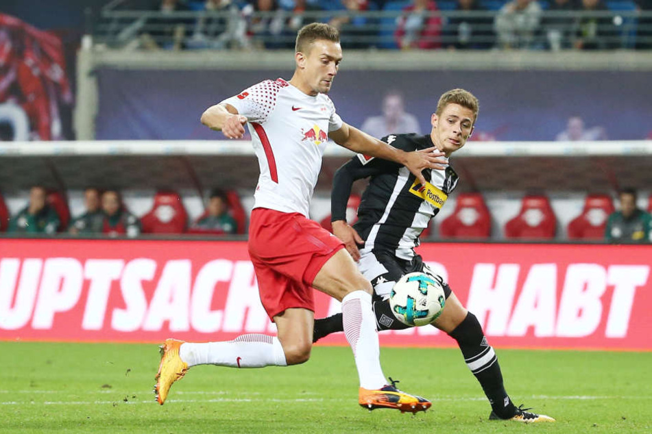 Defensivspieler Stefan Ilsanker (l., hier gegen Gladbachs Thorgan Hazard) laboriert weiter an einer Knieverletzung.