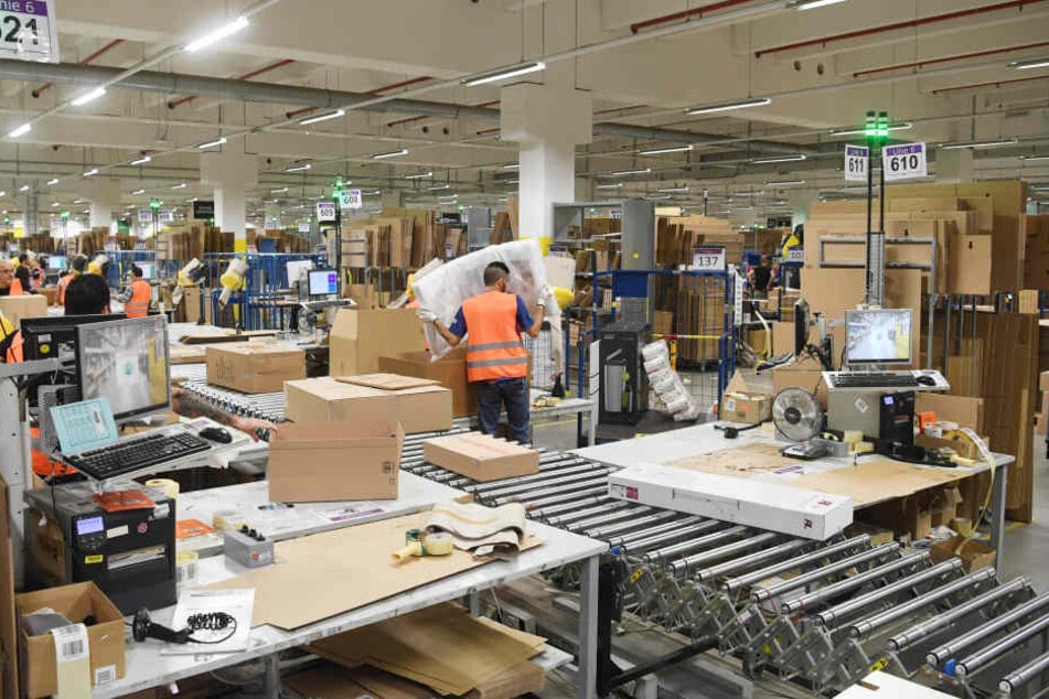 Im Amazon Logistikzentrum in Pforzheim werden Pakete für den Versand vorbereitet. Für Weihnachten wurden 500 Saisonarbeitskräfte eingestellt.
