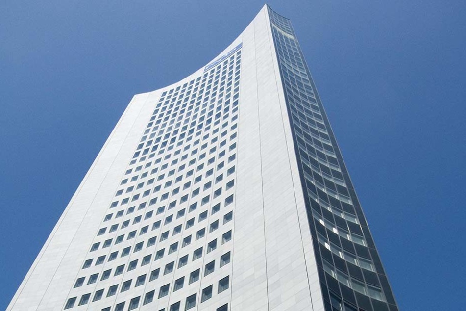Schon mehrfach fielen Scheiben aus dem Hochhaus auf den Platz vor der Moritzbastei.