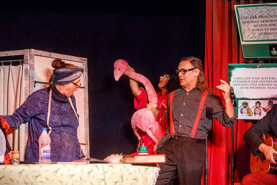 Im Altkötzschenbroder "Kleine Welt"-Theater ließ die Chefin es zum Jubiläum krachen.