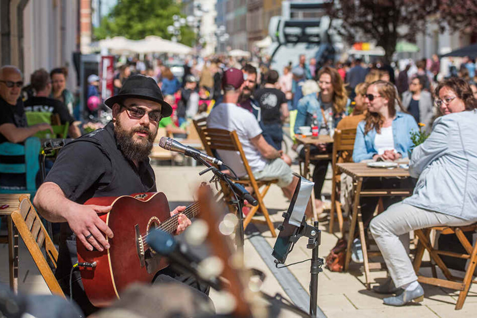 Dolce Vita auf dem Brühl! Bei Singer-Songwriter-Musik der Band Wohnzimmer ließen es sich die Chemnitzer vorm Inspire-Café gutgehen.