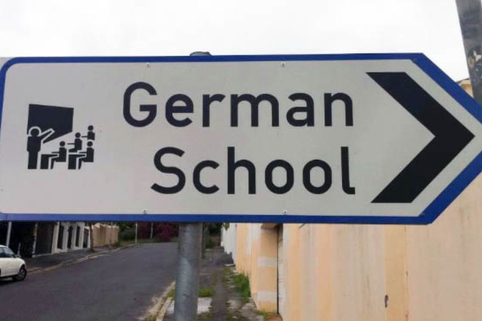 Das Schild zu einer deutschen Schule in Südafrika ruft unschöne Erinnerungen hervor.
