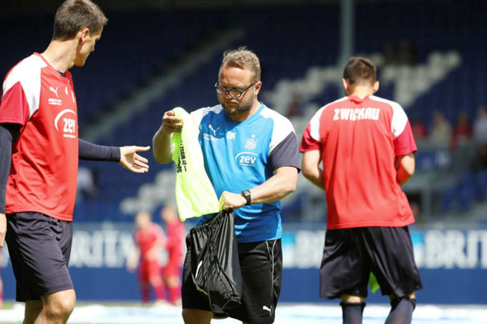 FSV-Interimstrainer Danny König (M.) strich Jonas Acquistapace (l.) gegen Köln aus dem Kader.