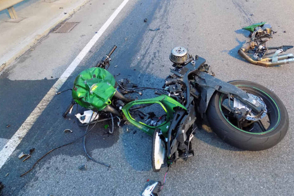 Das völlig zerfetzte Bike des Mannes nach dem Frontalcrash.