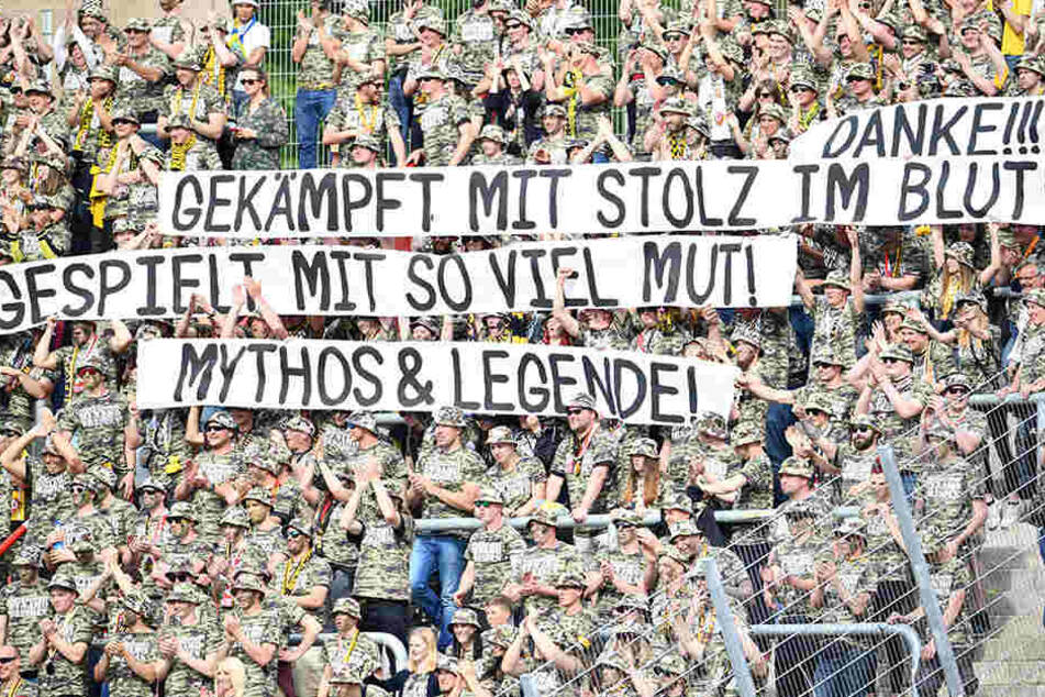 Die Dynamo-Fans kamen im Einheits-Look im Stadion.
