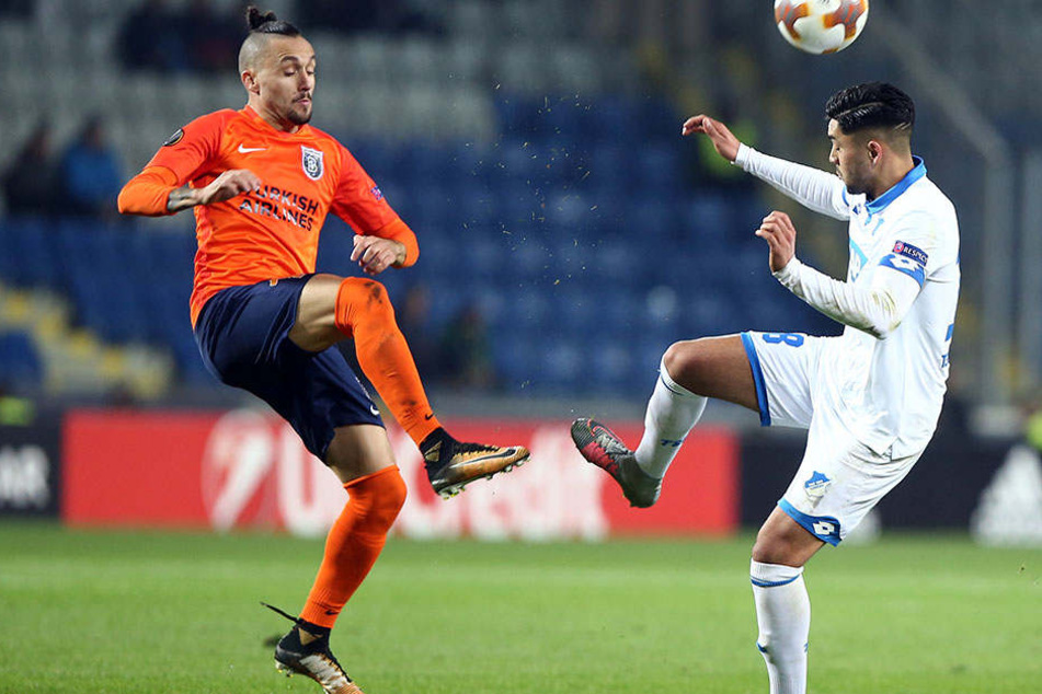 Nadiem Amiri (rechts) bittet seinen Gegenspieler zum Tanz,