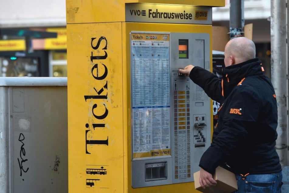 Am Fahrkartenautomat muss man für einige Fahrkarten ab Mitte 2017 mehr bezahlen als bisher.