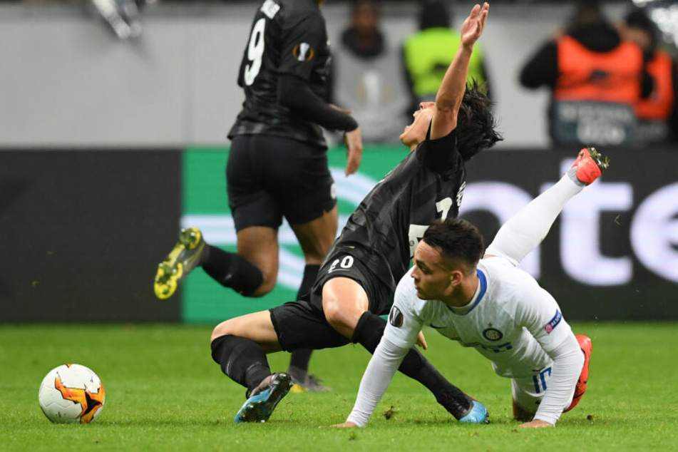 Makoto Hasebe musste gegen Inter Mailand viel einstecken.