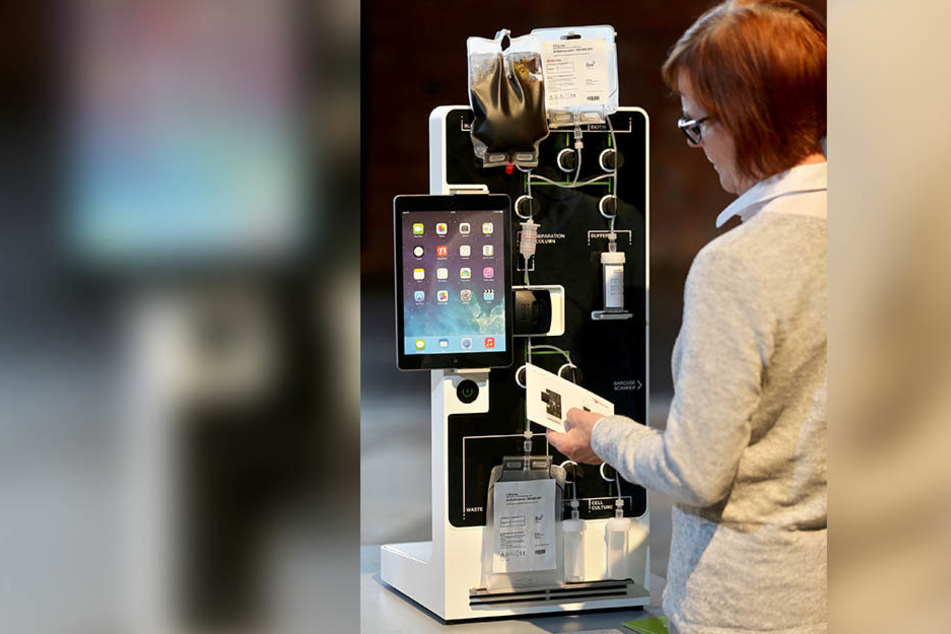 Ein Standgerät zur Selektion von Zellen und Proteinen aus dem Blut eines Menschen ist eines der Exponate einer Sonderschau im Industriemuseum.