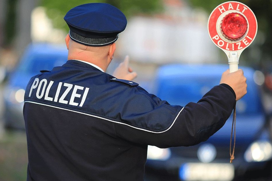 Nach einem zweiten Unfall konnte die Polizei den schwer betrunkenen Mann stellen (Symbolbild).