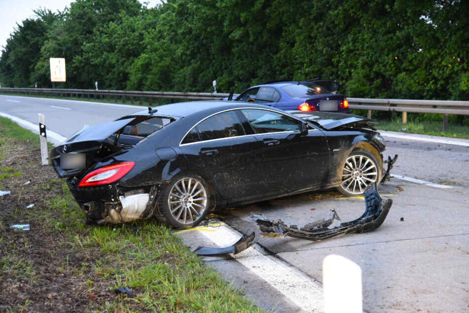Der Mercedes CLS (vorne) und der BMW (hinten) haben nur noch Schrottwert.