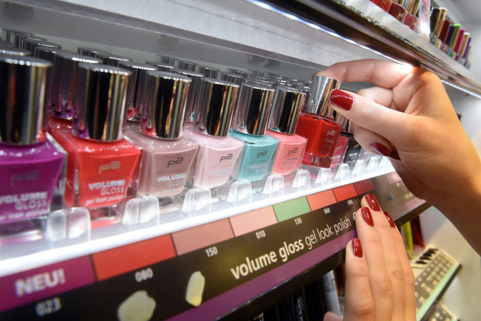Nagellack rundet den Look ab. Für viele gehören bunte Farben auf den Nägeln einfach zur Mode dazu.