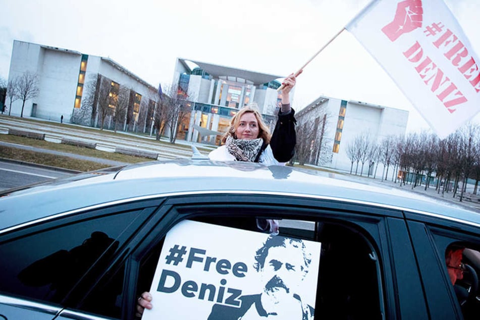 Mit einem Autokorso demonstrieren Berliner am 28.02.2017 in Berlin vor dem Bundeskanzleramt für die Freilassung des "Welt"-Korrespondenten Deniz Yücel.