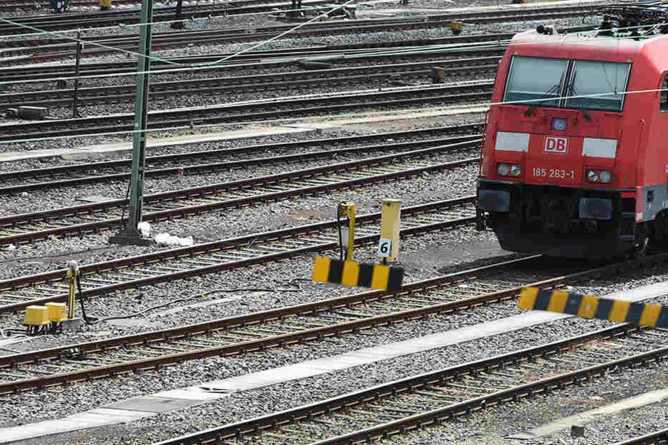 Der 45-jährige Mann wollte sich Loks bei Dunkelheit ansehen. Um sich auszuruhen, setzte er sich auf die Gleise und hatte mehrere Schutzengel, dass eine herannahende Bahn kurz vor ihm zum Stehen kam.