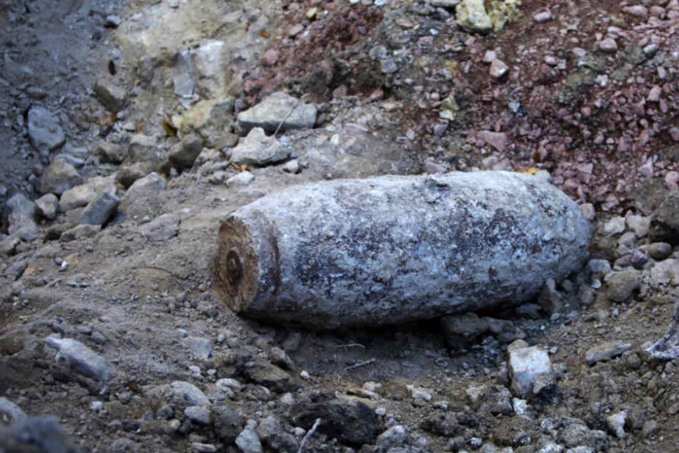 Mit einem Wasserschneidgerät soll nun der Sprengsatz unschädlich gemacht werden.