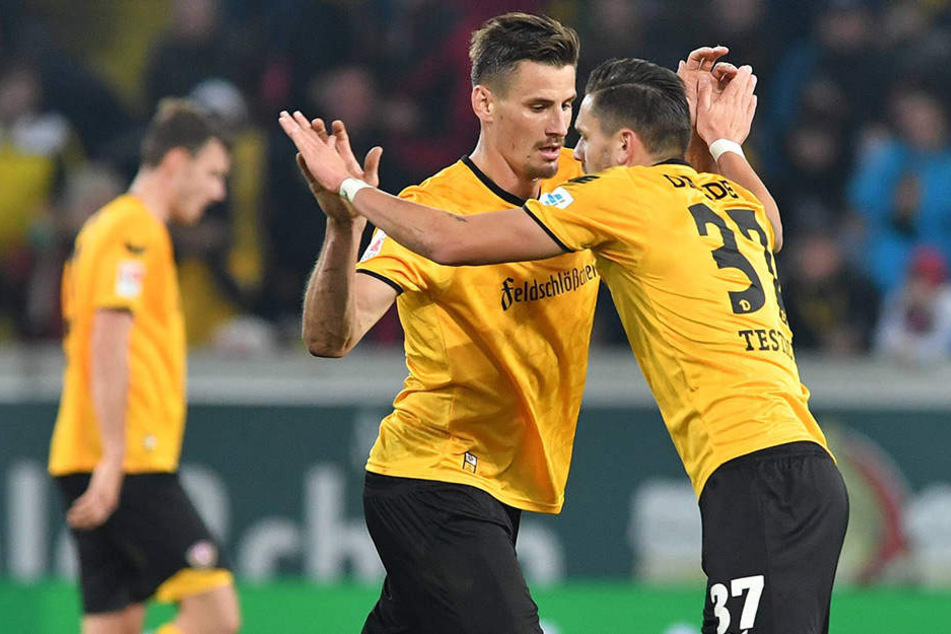 So freuen sich Torjäger! Stefan Kutschke klatscht mit Pascal Testroet ab.