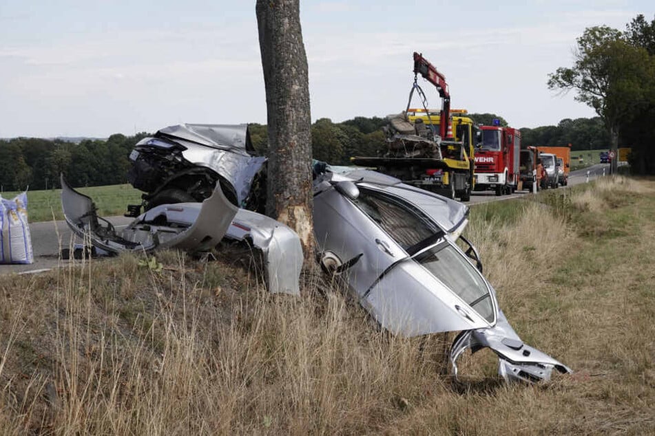 Der Honda krachte gegen mehrere Bäume und wurde massiv demoliert.