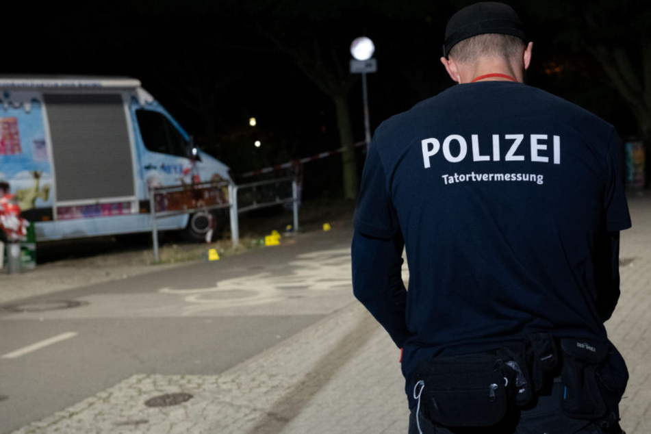 Ein Kriminaltechniker steht an einem Zugang zum Tempelhofer Feld in Berlin-Neukölln.