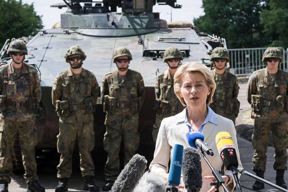 Die Kaserne in Augustdorf soll laut Verteidigungsministerin Ursula von der Leyen (58, CDU) weiterhin "Rommel-Kaserne" heißen.