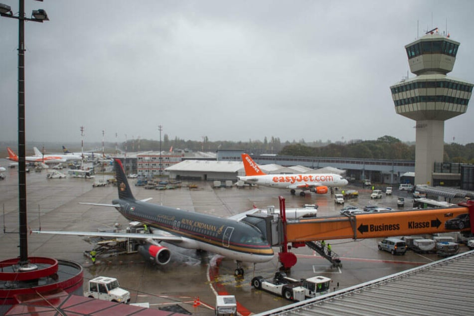 Am Flughafen Tegel musste viele Maschinen enteist werden. (Symbolbild)