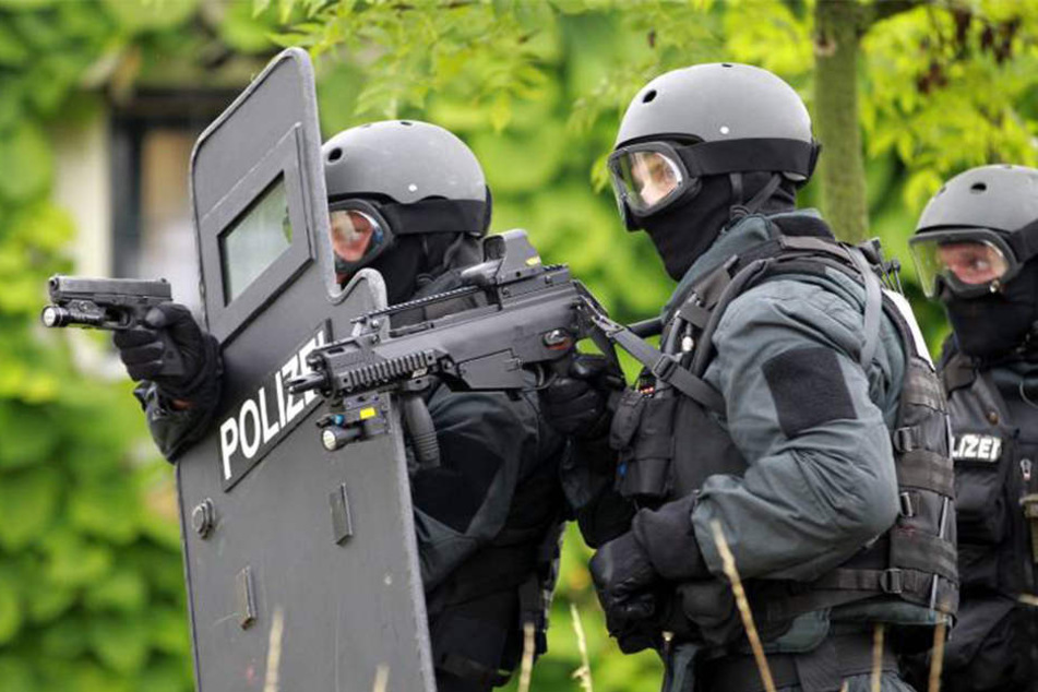Ein Spezialkommando der Polizei nahm den Schuldner in Haft (Symbolbild).