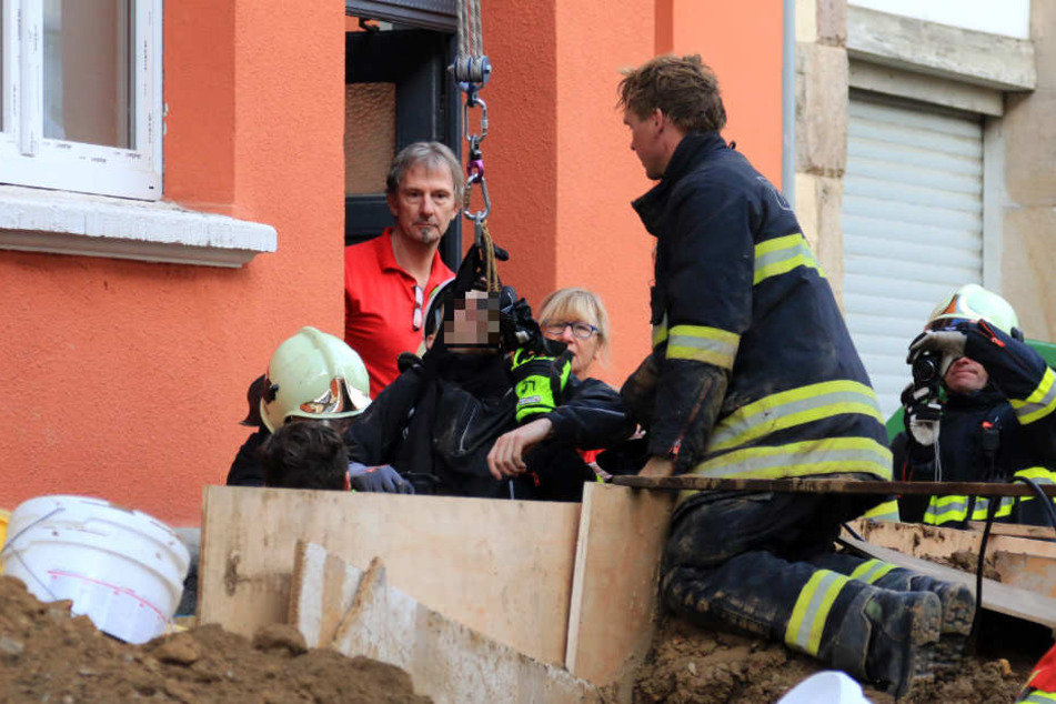 Mit einem Rettungsgeschirr wurde der Bauarbeiter aus der Grube gehoben.