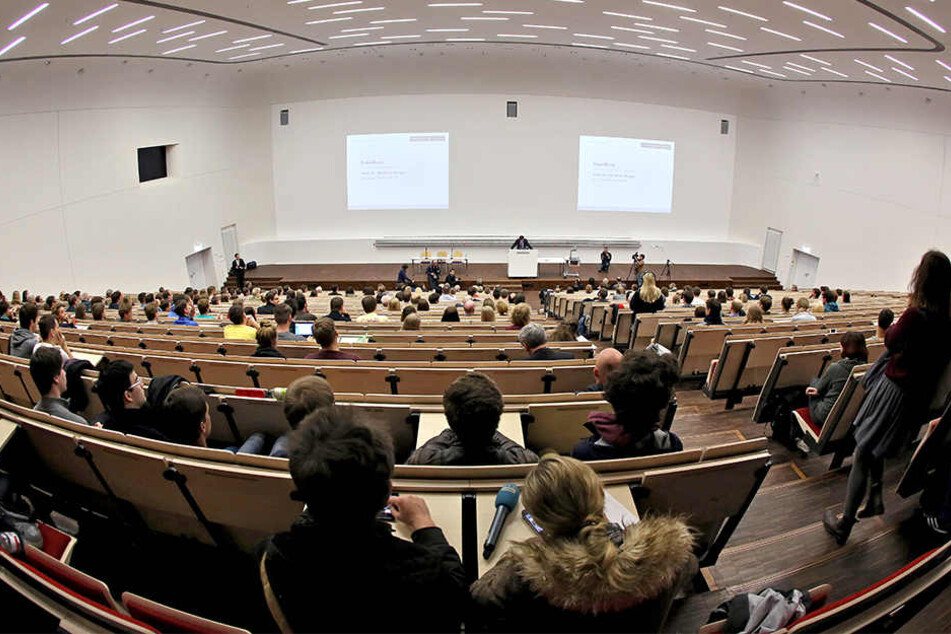 Die Juristen-Fakultät der Uni Leipzig soll schon bald 750 Studienanfänger pro Jahr aufnehmen. (Archivbild)