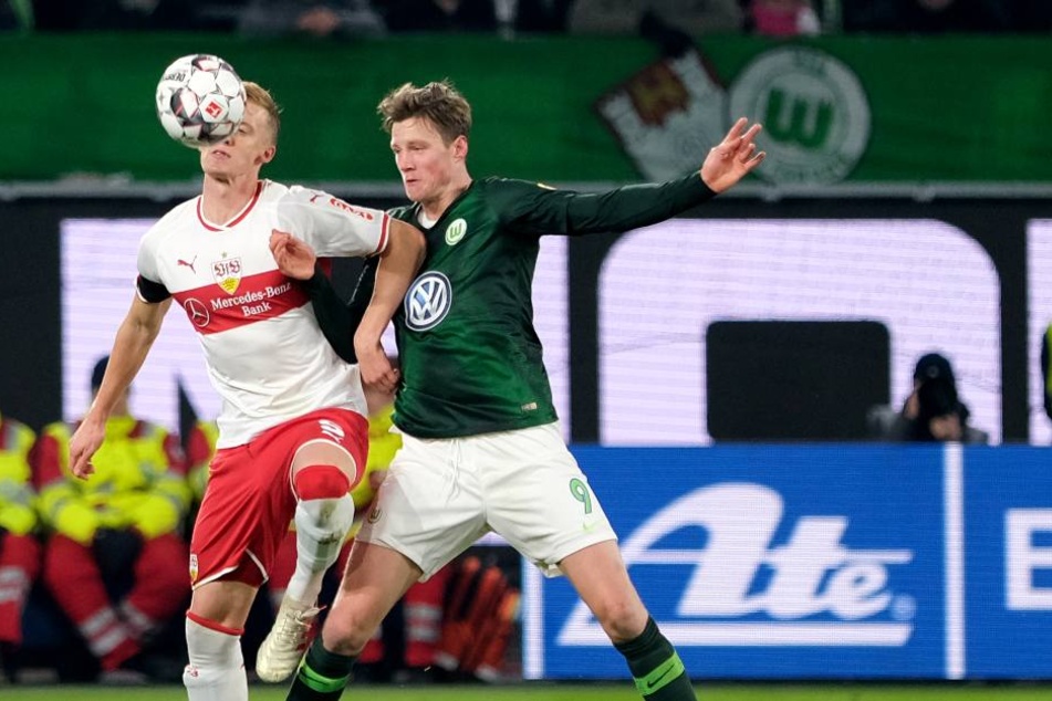 Wolfsburgs Wout Weghorst (r.) fightet gegen VfB-Verteidiger Timo Baumgartl um die Kugel.