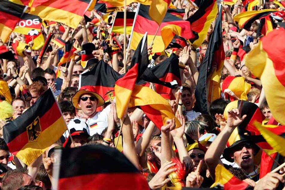 Müssen sich Fußball-Fans bald einen neuen Nationalhymnen-Text einprägen?