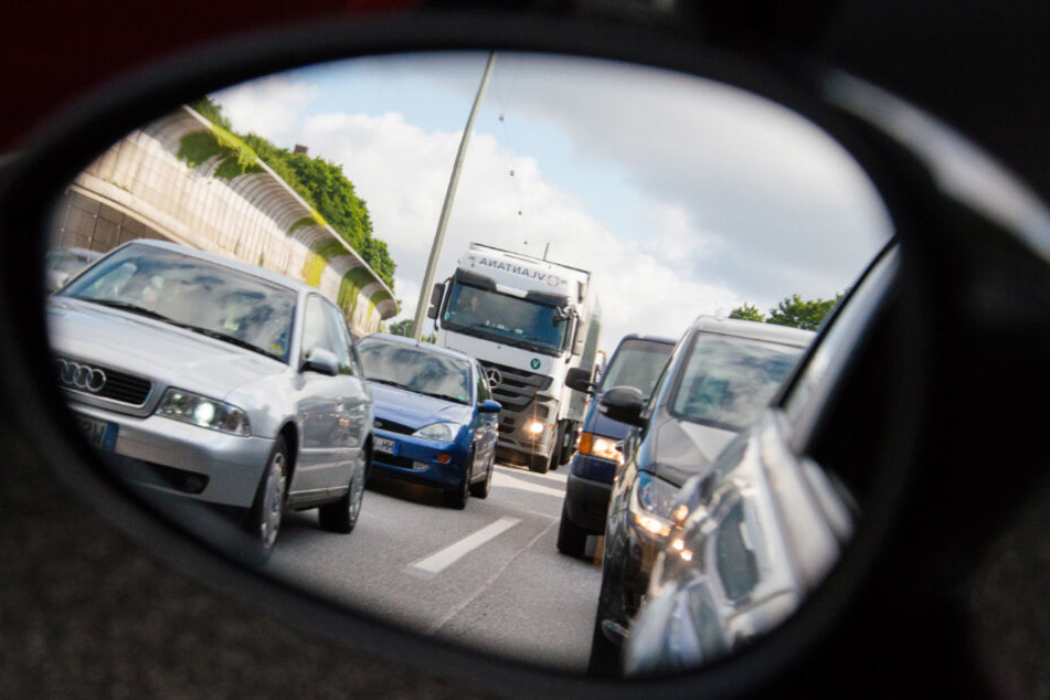 Im Seitenspiegel eines Autos sind sich stauende Autos auf der A7 bei Stellingen zu sehen.