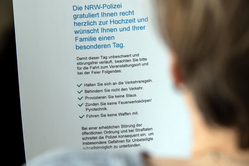 Dieser Flyer soll Leute vor ausufernden Feiern warnen.