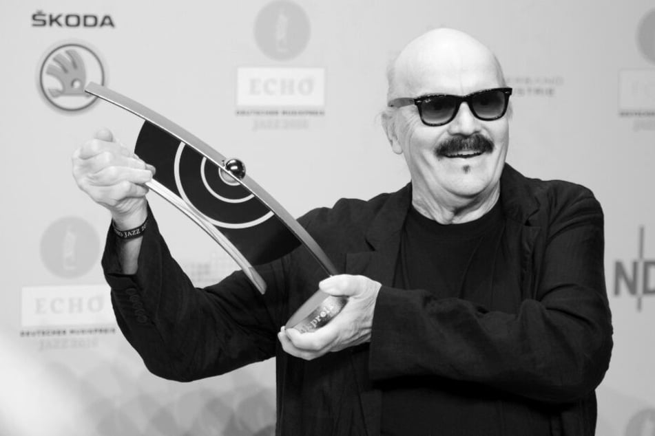 Wolfgang Dauner, Preisträger in der Kategorie Lebenswerk, hält am Rande der Verleihung des "Echo Jazz" seine Auszeichnung hoch. Dauner ist am Freitag in Stuttgart nach längerer Krankheit im Alter von 84 Jahren gestorben.