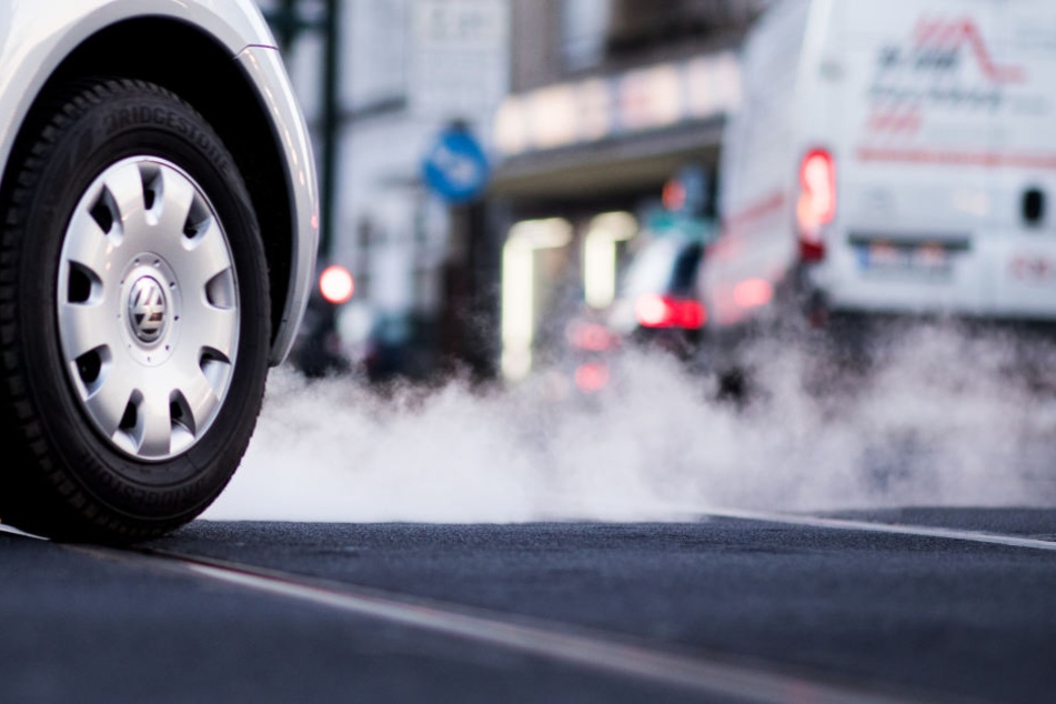 Abgas kommt aus einem Auto im morgendlichen Berufsverkehr