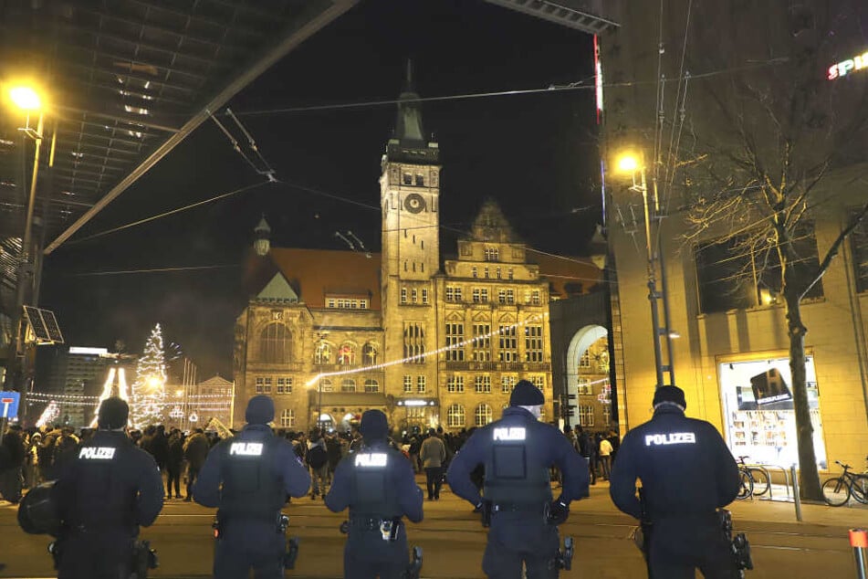Einsatzkräfte sicherten die Silvesternacht in Chemnitz ab.