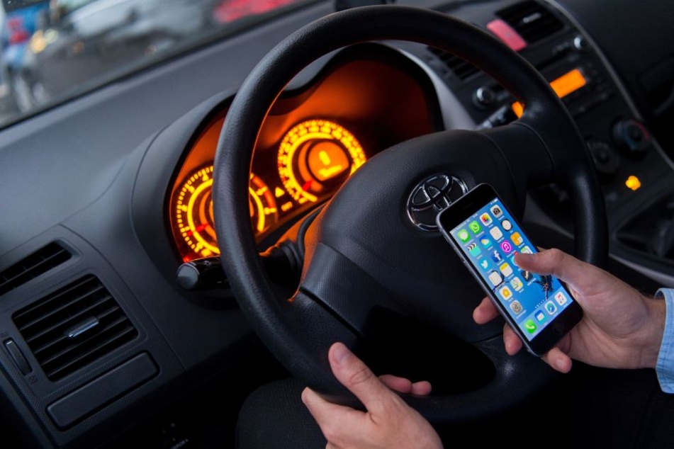 Insgesamt wurden rund 2537 Autofahrer während einer Kontrollwoche mit dem Handy am Steuer erwischt.