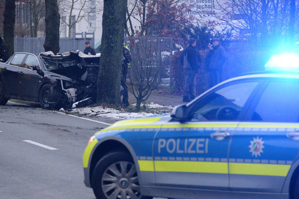 Die Polizei sperrte die Jöllenbecker Straße.