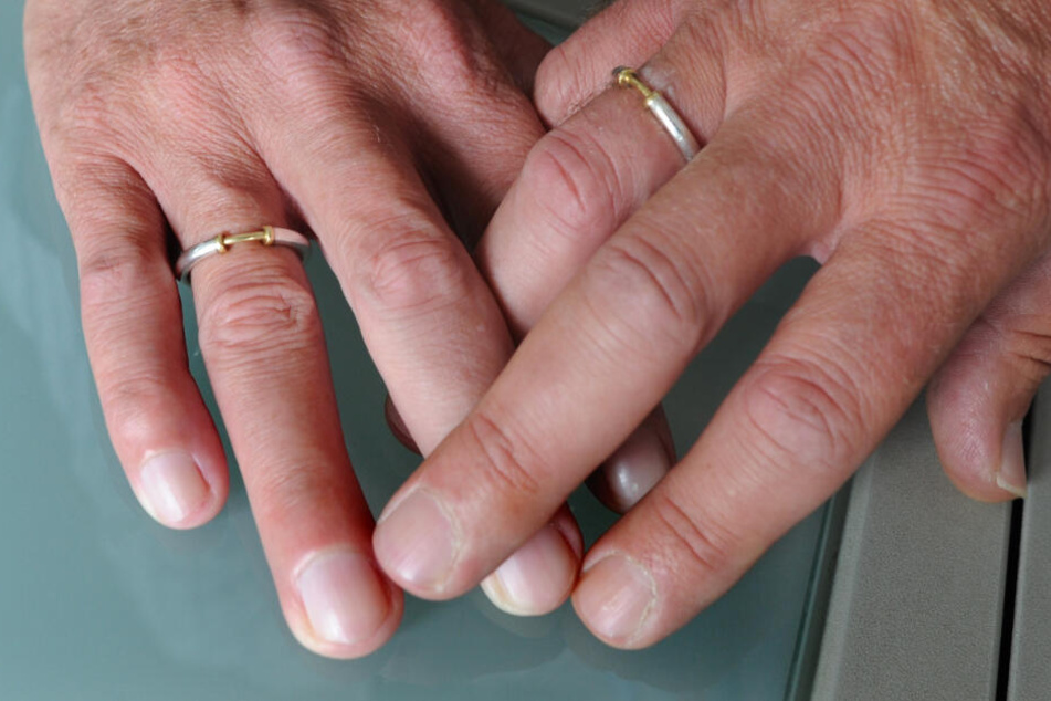 Homosexuelle Paare dürften sich dann ein einzelnen Gemeinden der Evangelischen Landeskirche in Württemberg öffentlich segnen lassen. (Symbolbild)