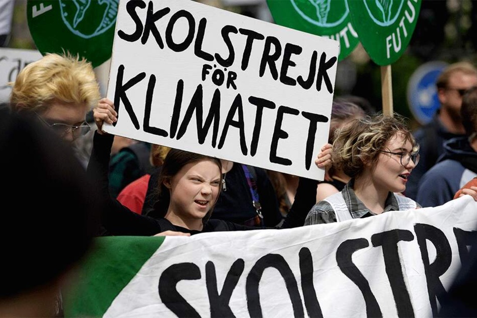Schülerinnen und Schüler, unter ihnen Greta Thunberg, demonstrieren in Stockholm mit Protestplakaten und Bannern für die Umsetzung des Pariser Weltklimaabkommens.