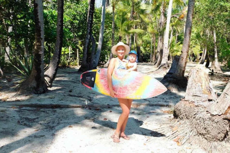 Janni und Emil-Ocean auf dem Weg zum Strand auf Costa Rica.