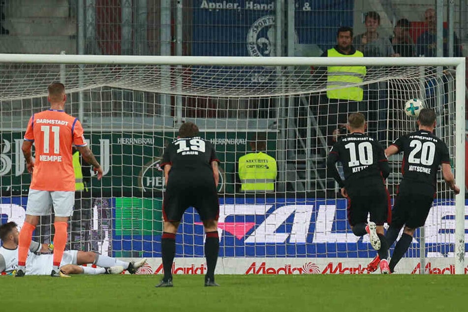 Tor! Bei 3:0-Sieg des FC Ingolstadt gegen den SV Darmstadt erzielte Ex-Dynamo Stefan Kutschke (Nr. 10) mit diesem verwandelten seinen ersten Treffer für seinen neuen Arbeitgeber.