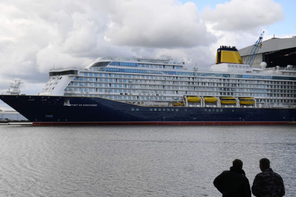 Die "Spirit of Discovery" verlässt das Baudock der Meyer-Werft.