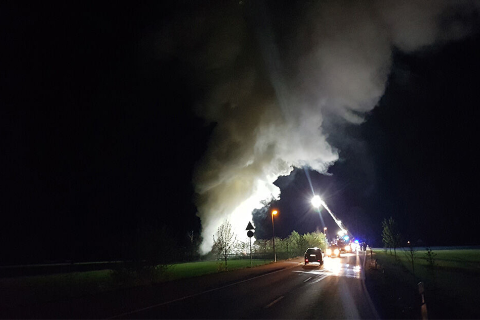Eine riesige Rauchwolke war am Nachthimmel zu sehen.