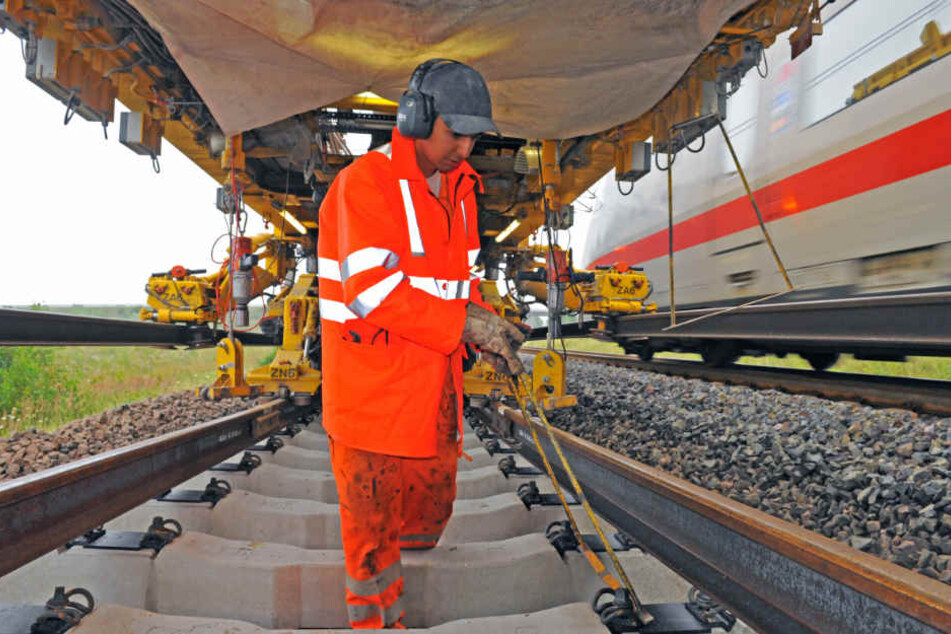 Ein Mitarbeiter der Deutschen Bahn kümmert sich um den reibungslosen Ablauf der Bauarbeiten.