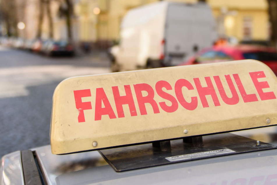 Nachdem sie beim Einparken angefahren wurden, schlugen eine Fahrschülerin und ihr Fahrlehrer zurück. (Symbolbild)