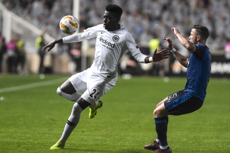 Danny da Costa behauptet gegen Giorgios Vasiliou den Ball.