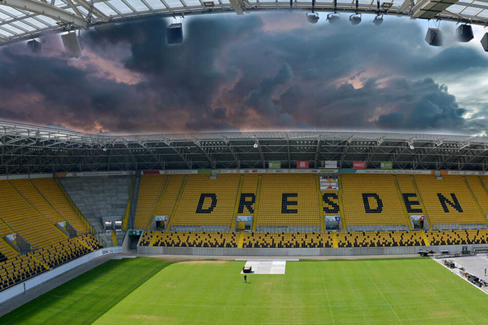 Droht wegen des Unwetters am Sonntag eine Spielabsage (Montage/Symbolbild).