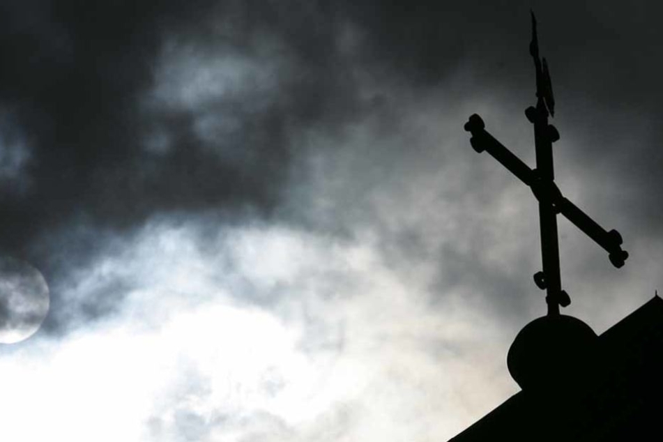 Dunkle Wolken über der Kirche: Um die Diözesen in armen Ländern zu unterstützen, organisieren Katholiken einen Aktionsmonat. Zum Auftakt kommt hoher Besuch nach Stuttgart. (Symbolfoto)