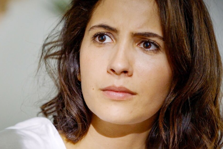 Viele Fans vermuteten, dass Laura aufgrund der Schwangerschaft ihrer Darstellerin Chryssanthi Kavazi an Aplastischer Anämie erkranken musste.