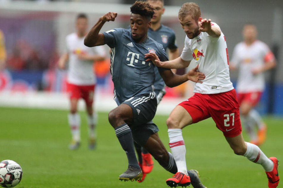 Kingsley Coman (l) gegen Konrad Laimer.