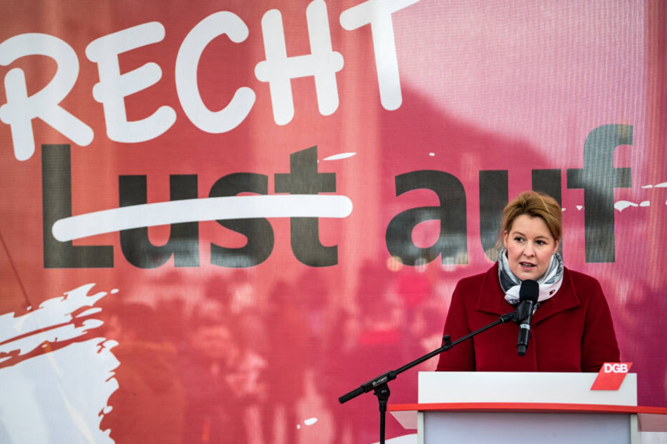 Franziska Giffey (SPD) spricht bei einer Kundgebung des Deutschen Gewerkschaftsbundes (DGB), des Sozialverbands Deutschland und des Deutschen Frauenrates zum "Equal Pay Day".